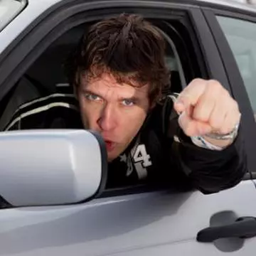 Bărbaţii nu ar trebui să conducă maşini