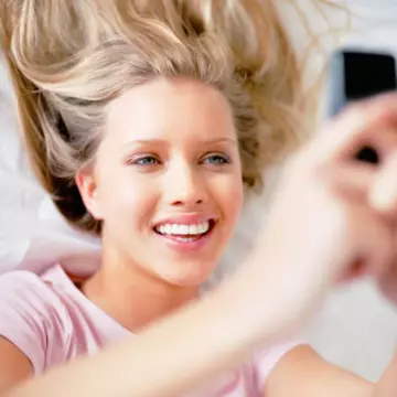 Sexul prin sms: cum îl seduci cu mesaje erotice