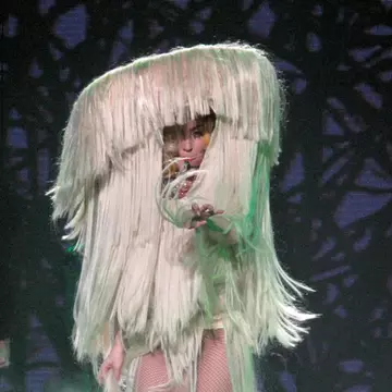 Lady Gaga şi colecţia ei de peruci