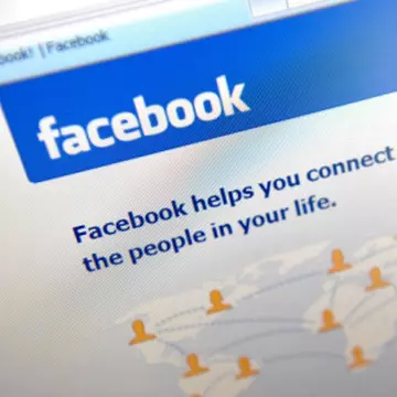 A aflat de pe Facebook că soţul ei mai are o soţie 