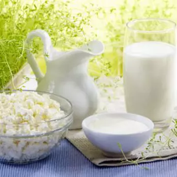 Consumă alimente bogate în calciu