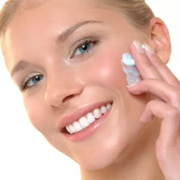 Metode şi reţete naturale pentru curăţarea tenului