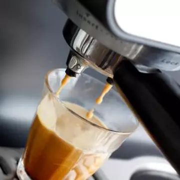 Cafeaua de la automat, făcută din chimicale