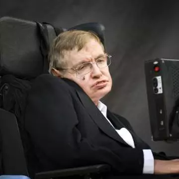 Cum reuşeşte Stephen Hawking să vorbească