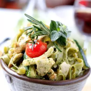 Salată de pui cu paste