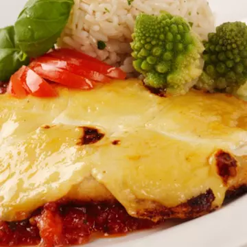 Pangasius gratinat cu orez şi sos de legume
