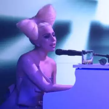 Video: Lady Gaga cântă live o "Speechless"