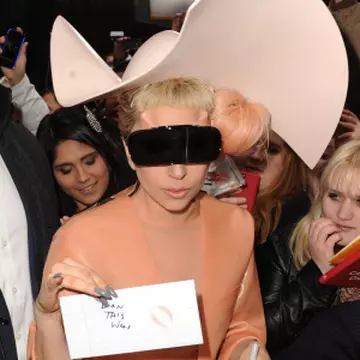 Video: Lady Gaga s-a deghizat într-un "prezervativ uman"