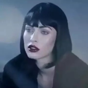 Video: Megan Fox, pictorial incendiar alături de o păpusă