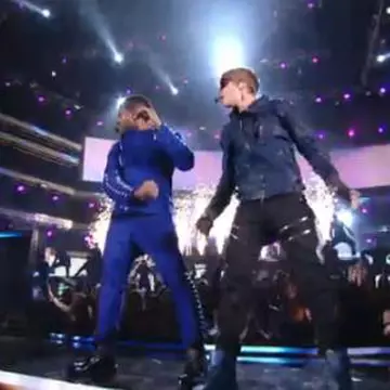 Video: Justine Bieber live la premiile Grammy