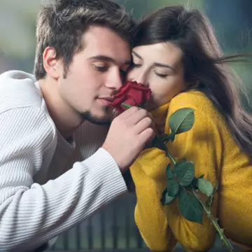 Cum îţi dai seama că te iubeşte în funcţie de zodie