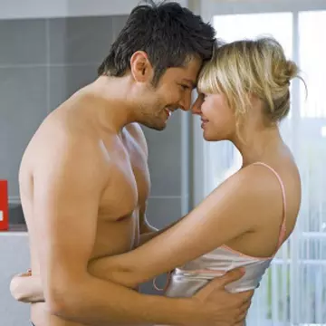 10 trucuri ca să-l ţii lângă tine pentru totdeauna