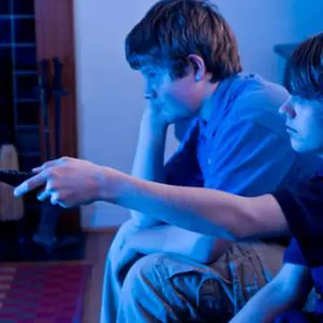 Ce faci când îţi surprinzi copilul uitându-se la filme porno?