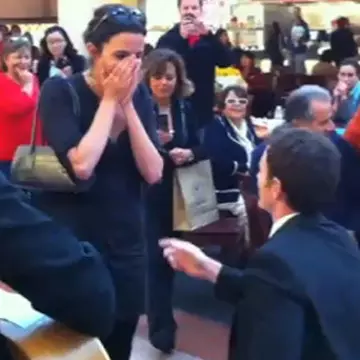Video: un bărbat face o cerere penibilă în căsătorie