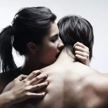 Reinventează modul în care îl săruţi cu 10 idei inedite!