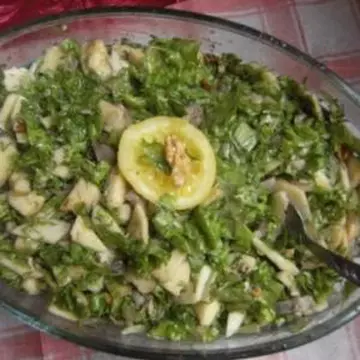 Salată cu bucăţi mari de peşte