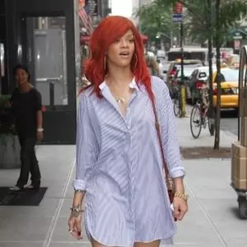 Rihanna, fără pantaloni pe stradă! 
