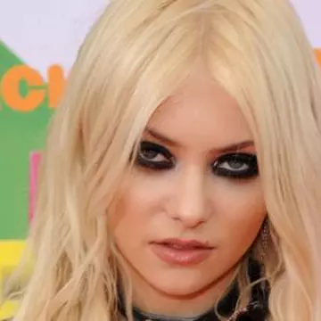 Taylor Momsen, cu femei goale pe scenă!