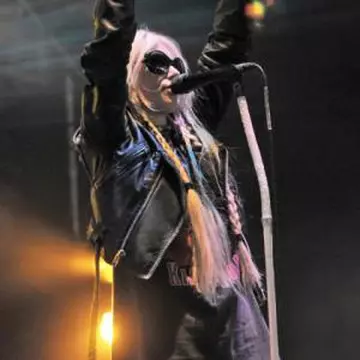 Taylor Momsen în chiloţi pe scenă!