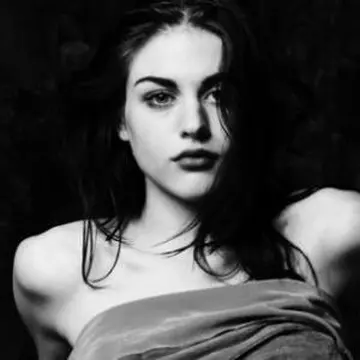 Fiica lui Curt Cobain, într-un shooting sexy!