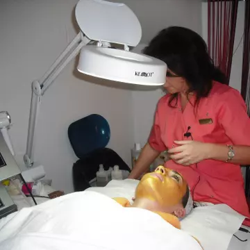 Fii frumoasă de sărbători cu o zi de răsfăţ!