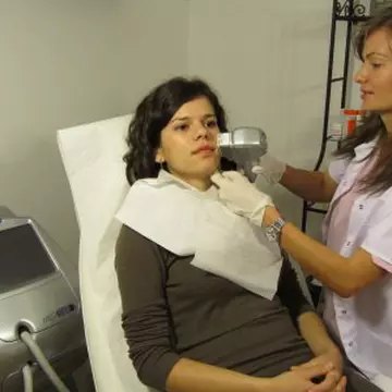 Cum îngrijim tenul acneic acasă şi la cabinet?