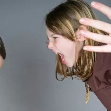 Când fraţii se ceartă, părintele trebuie să intervină