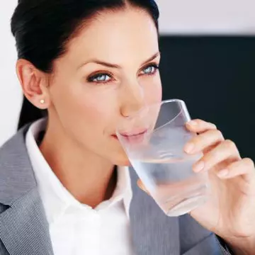 Poţi fi deshidratată chiar acum. Vezi cum îţi dai seama!