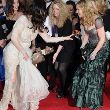 Globurile de Aur 2012: Madonna a călcat pe rochia Jessicai Biel