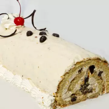 Ruladă cu alune şi frişcă