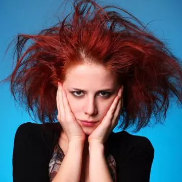 De ce ţi se electrizează părul şi cum îl îmblânzeşti iarna aceasta