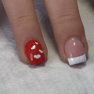 2 stiluri trendy de manichiură pentru Valentine’s Day!