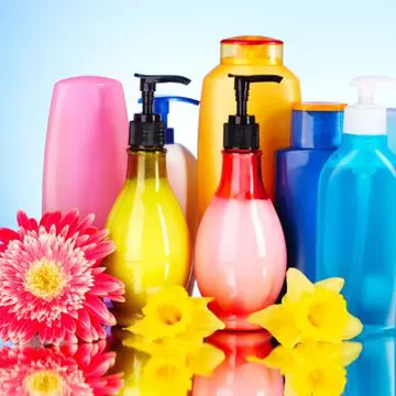 Tu câte cosmetice foloseşti? Vezi 2 greşeli pe care le fac femeile!