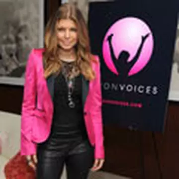 AVON LANSEAZA CONCURSUL DE TALENTE MUZICALE AVON VOICES