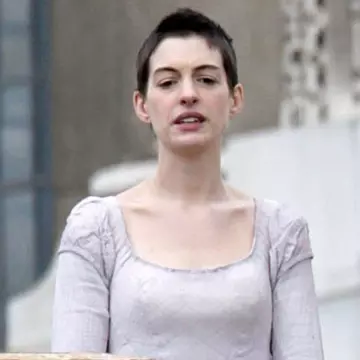 Foto: Anne Hathaway s-a tuns scurt şi îi stă oribil!