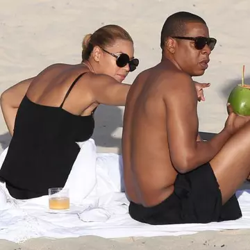 Poze: Beyonce şi Jay-Z se relaxează la plajă