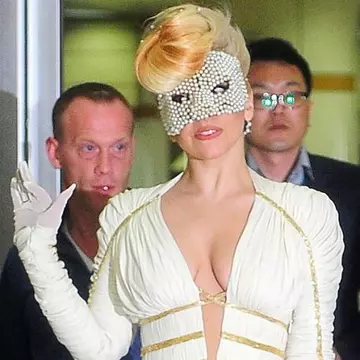 Lady Gaga, în rochie de seară pe aeroport