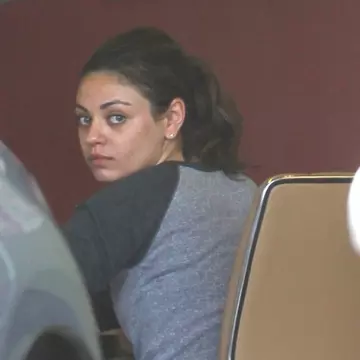 Foto: Mila Kunis are probleme cu tenul! Uite cum arată nemachiată!