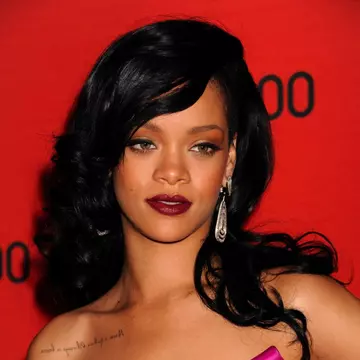 Foto: Rihanna, într-o rochie roz urâtă, care nu o avantajează
