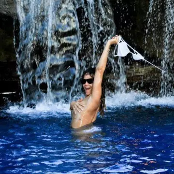 Rihanna şochează iar: fără sutien în vacanţa din Hawaii