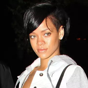 Foto: Rihanna, în rochie mulată şi geacă de blugi. Îţi place?