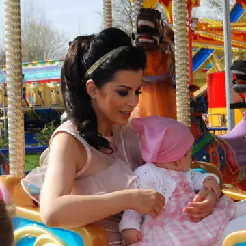 Simona Pătruleasa Ivanof şi fetiţa ei, Ingrid, pe coperta revistei Unica! 