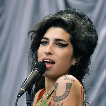 Şocant: Un tablou pictat cu sângele lui Amy Winehouse va fi scos la licitaţie!