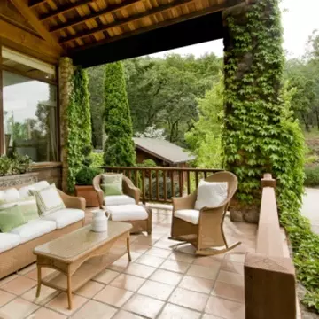 Nu-i grădină ca ... balconul. Soluţii de relaxare la bloc!