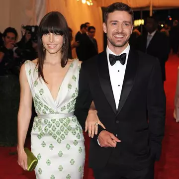 Cel mai sexy accesoriu al vedetelor: un bărbat celebru la braţ