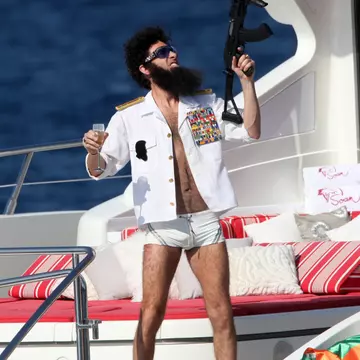 Cannes 2012: Sacha Baron Cohen a aruncat-o peste bord pe Elisabetta Canalis!