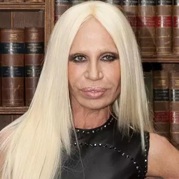 Poze: Vezi cum arată Donatella Versace în rochie de piele