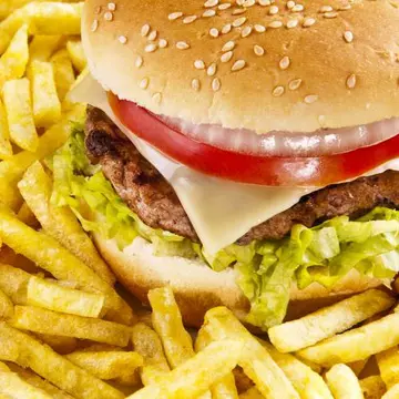 Taxa pe fast-food şi pe berea cu alcool. Eşti de acord?