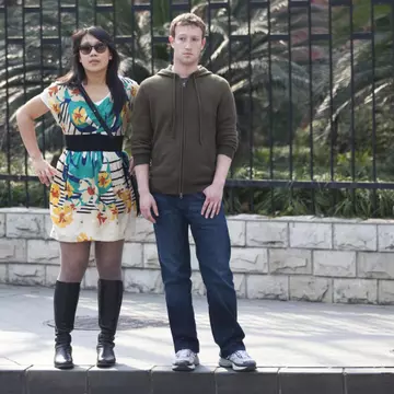 Mark Zuckerberg şi-a schimbat statutul relaţiei pe Facebook: "căsătorit"