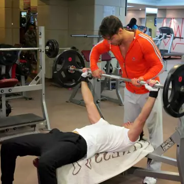 Bo Pricop, instructorul vedetelor îl ajută pe Mattyas să obţină abdomenul perfect